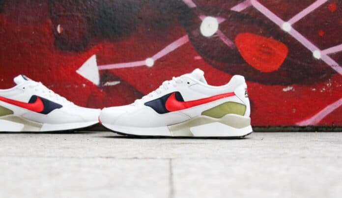 Paire de chaussures nike devant un mur rouge Paire de chaussures nike devant un mur rouge