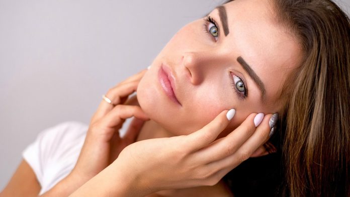 adopter-une-bonne-routine-beaute-quand-on-a-la-peau-grasse Adopter une bonne routine beauté quand on a la peau grasse