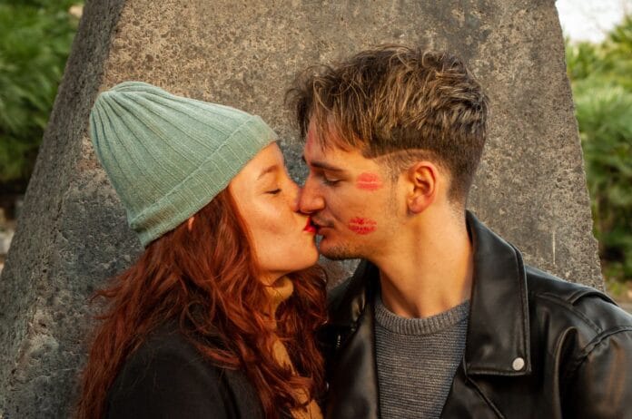 Beautiful young couple in love dating outdoors trouver l'amour sur internet