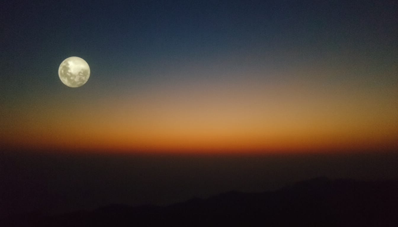 découvrez pourquoi la lune prend parfois une teinte orange éclatante certaines nuits. explication scientifique des phénomènes atmosphériques qui colorent la lune et rendent ce spectacle si fascinant à observer.