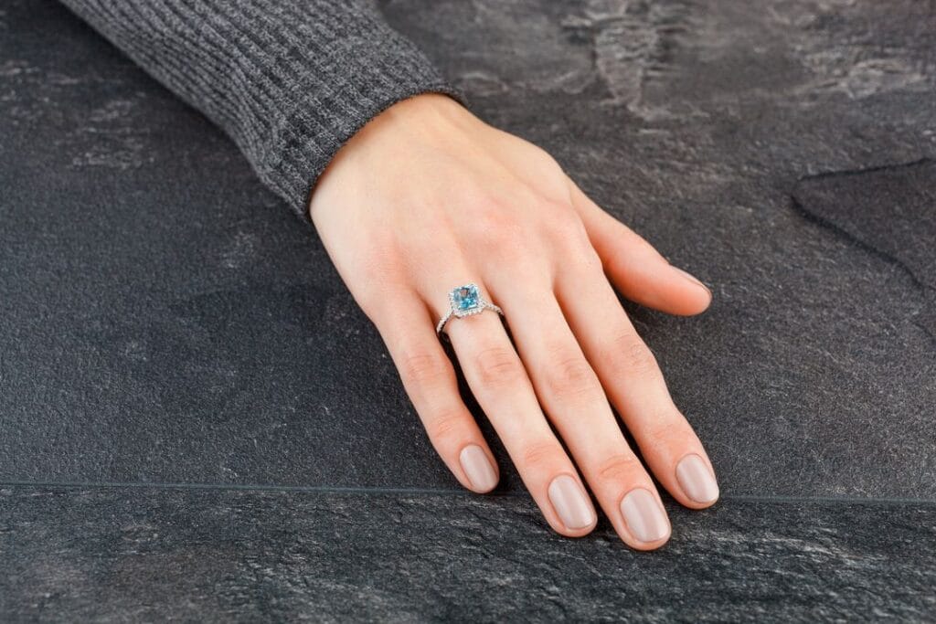 Bague avec pierre aigue marine