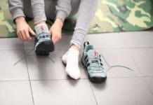 Stop aux pieds qui souffrent : nos astuces pour trouver les baskets les plus confortables pour marcher femme qui met des basket pour marcher
