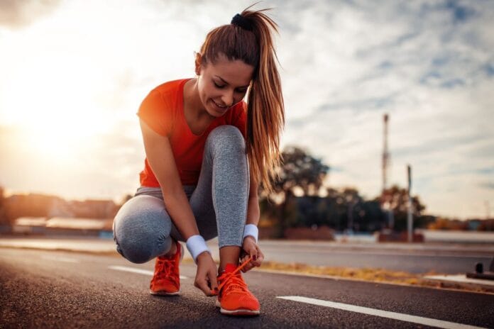femme avec chaussures de running