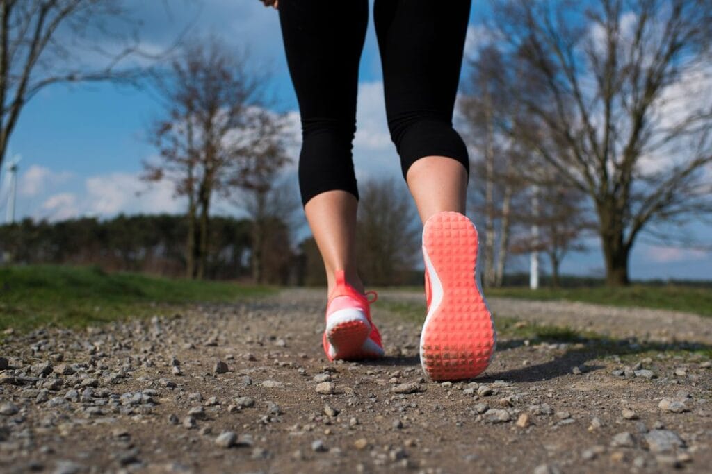femme avec chaussures de running